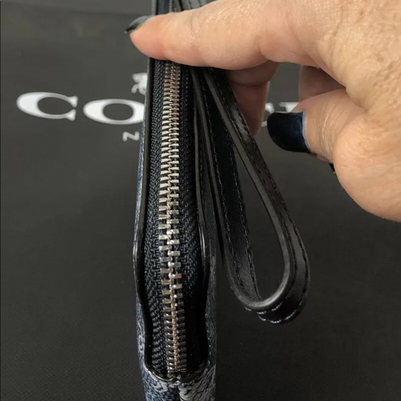 COACH LARGE WRISTLET NEW IN PACKAGING - Picture 5 of 16
